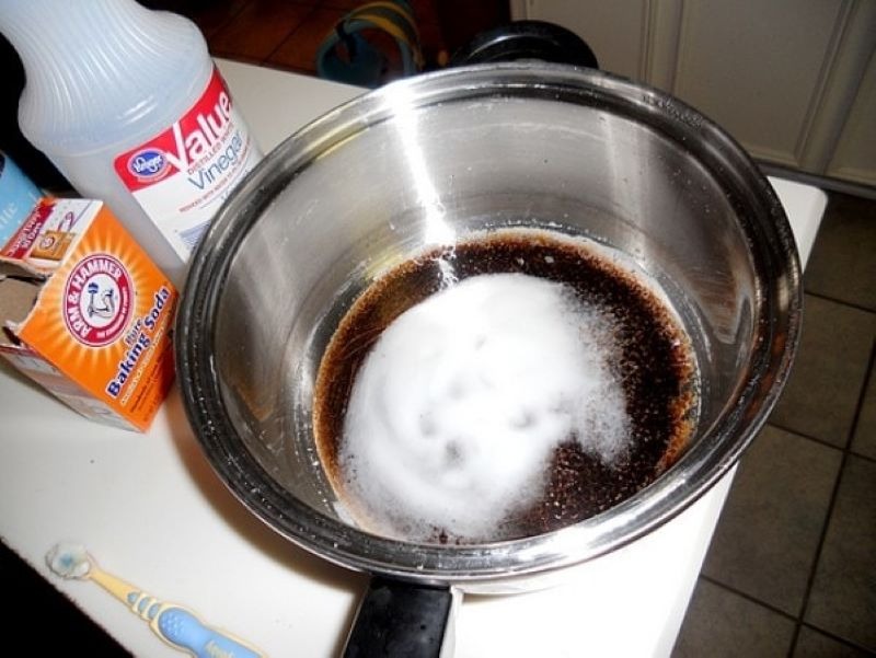 tẩy dầu mỡ nhà bếp bằng baking soda