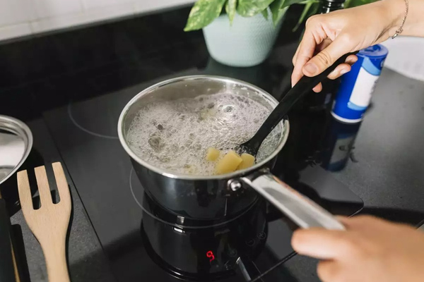 tại sao bếp từ tự ngắt điện