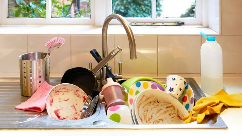 cách rửa chén tiết kiệm nước